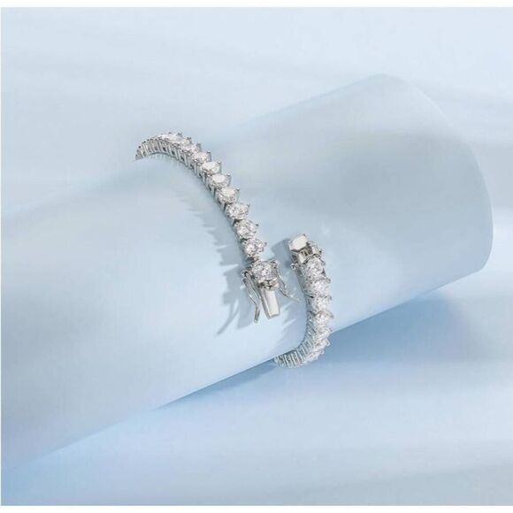 Gorgeous 9 Carat Genuine Diamond Simulant Round Cut Tennis Bracelet - Picture 2 of 6
